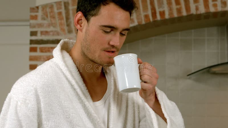 Stilig man som dricker en kopp kaffe lager videofilmer