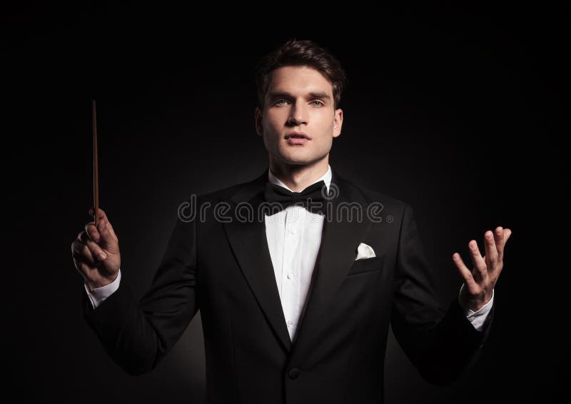 Stilig man som för en orkester royaltyfri foto Stilig man som för en orkester royaltyfri foto