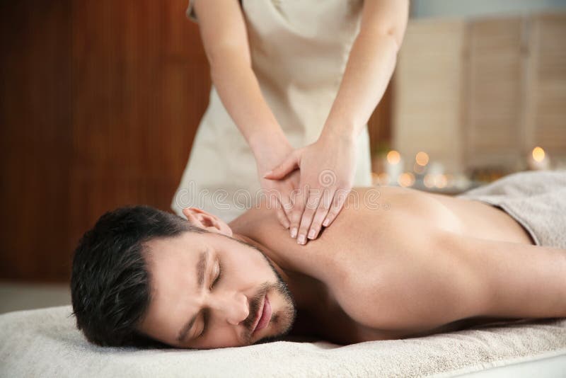 Stilig man som mottar tillbaka massage royaltyfria foton Stilig man som mottar tillbaka massage royaltyfria foton