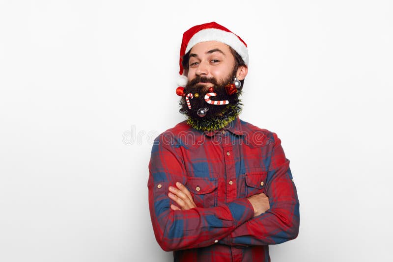 Stilig manhipsterman med den santa hatten över vit arkivfoto Stilig manhipsterman med den santa hatten över vit arkivfoto