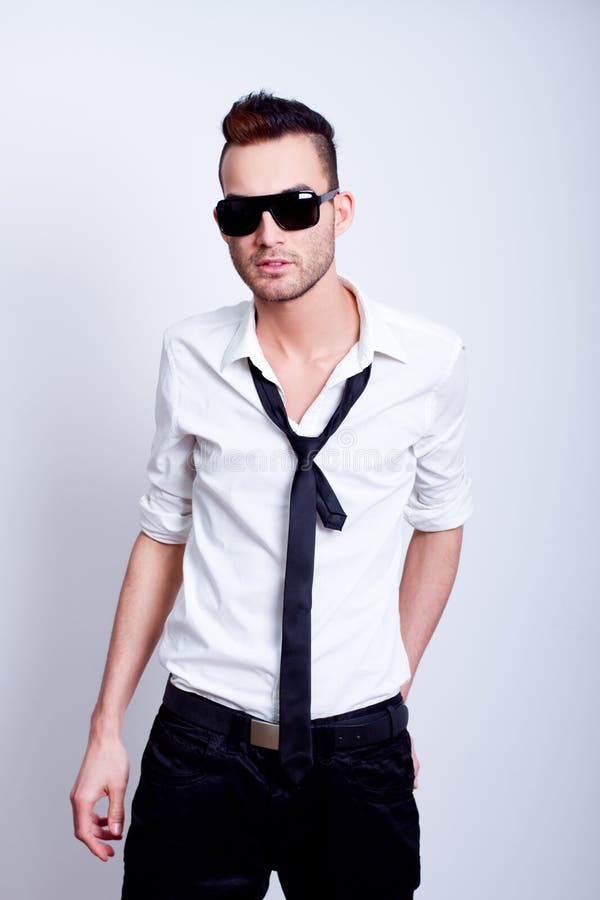 Snygg manlig mode modell arkivfoton
