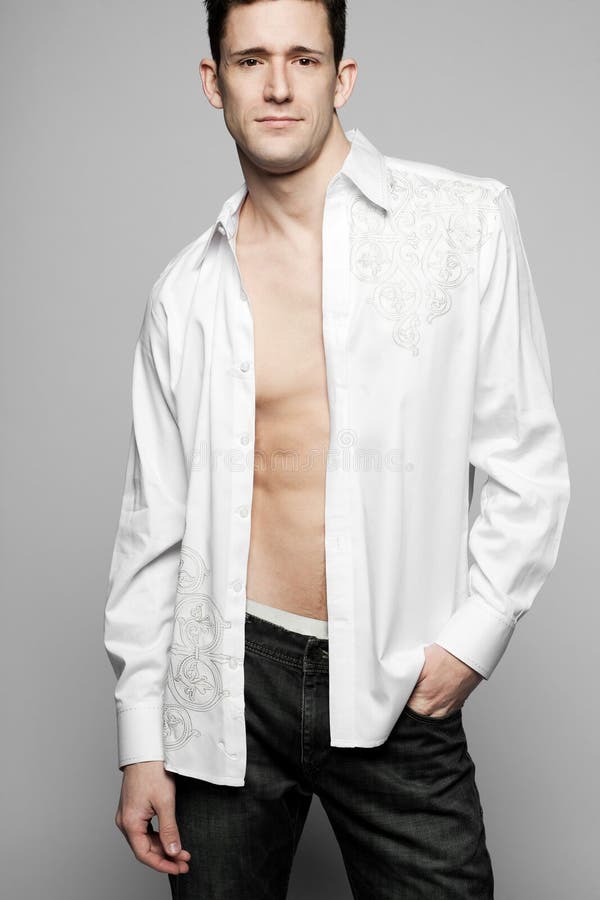 Snygg modell poserar i vit skjorta arkivbild