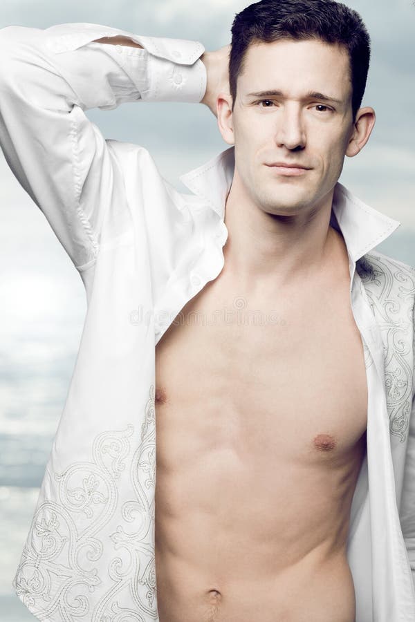 Snygg modeell som poserar i vit skjorta fotografering för bildbyråer