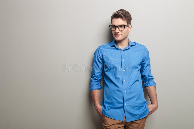 Snygg, moderiktig man med händerna i fickorna royaltyfria bilder