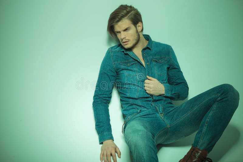 Snygg, moderiktig man tittar bort från kameran arkivfoton