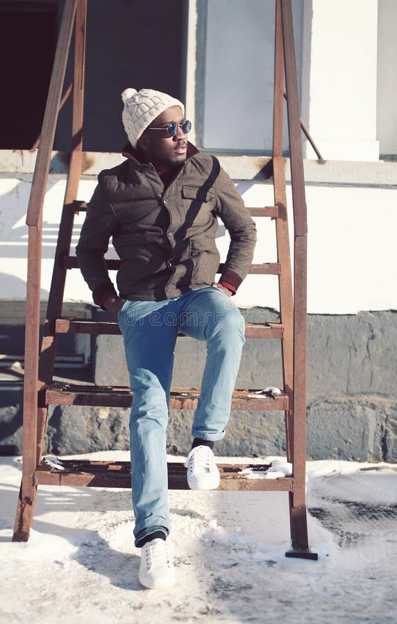 Snygg, moderiktig man utomhus i stadsmiljö arkivfoton