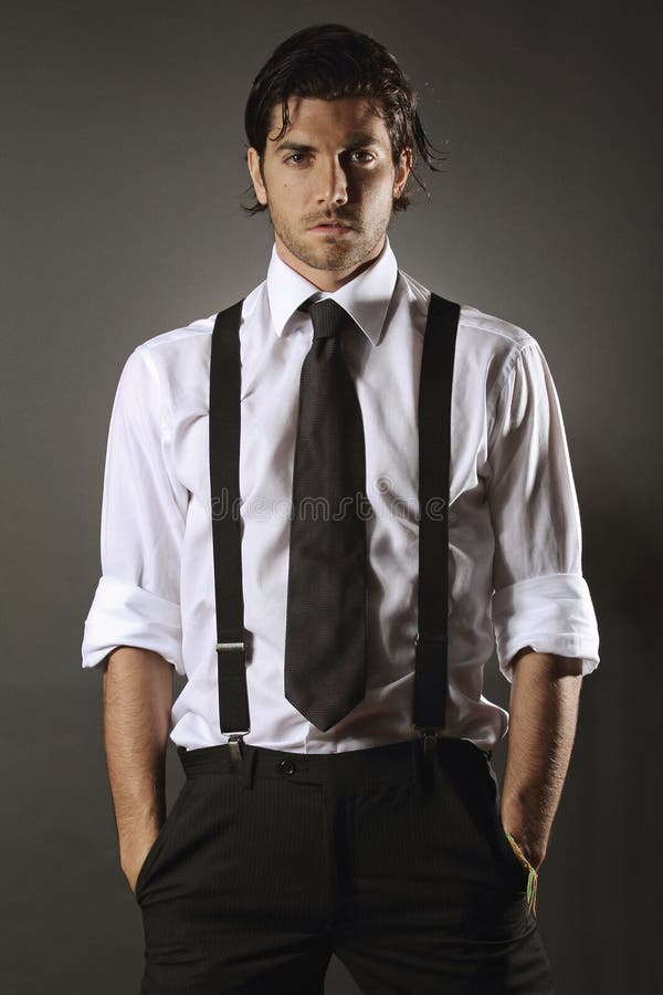 Snygg modemodell med svart slips arkivbilder