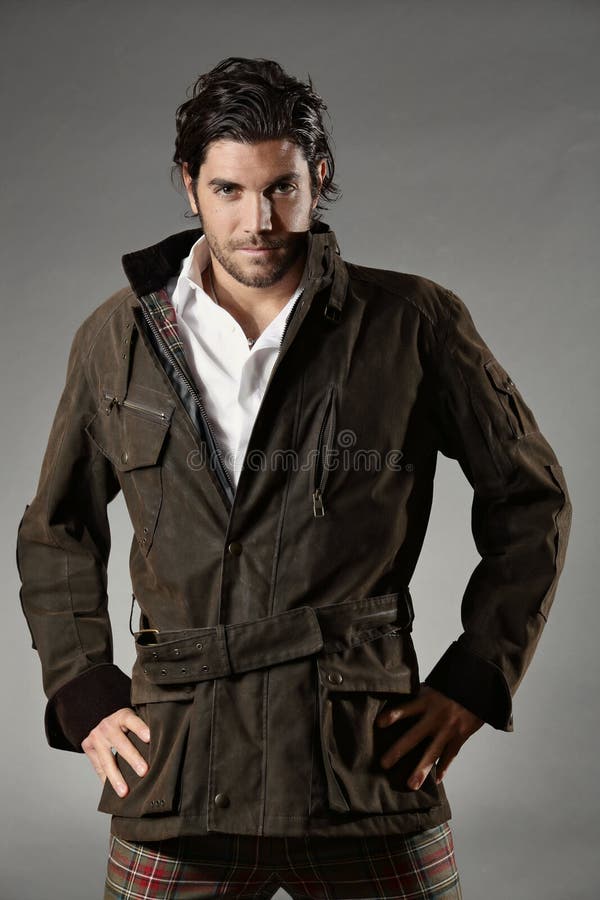 Snygg modevisningsmodell med tartanbyxor fotografering för bildbyråer