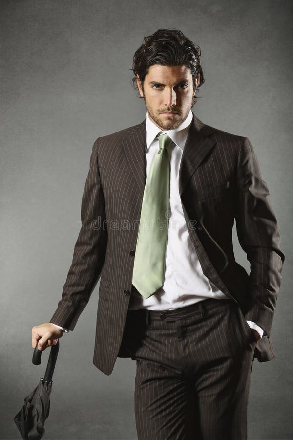 Snygg modell poserar med ett paraply arkivbild