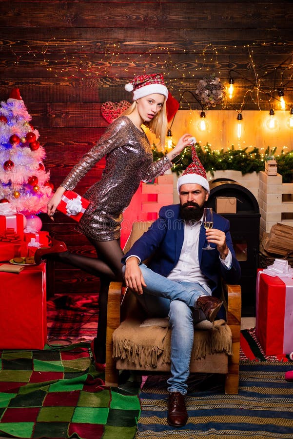 Stilig skäggig hipsterjultomten med att le den positiva unga kvinnan Hemmastadd julberöm arkivfoton Stilig skäggig hipsterjultomten med att le den positiva unga kvinnan Hemmastadd julberöm arkivfoton