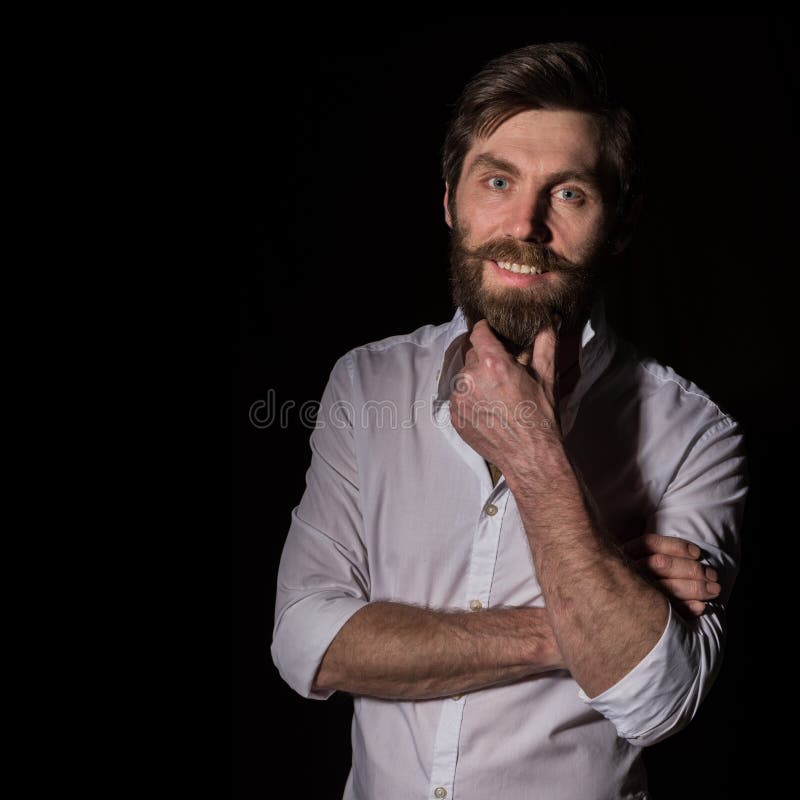 Stilig skäggig man för stående, sexig grabb på en mörk bakgrund Fritt avst?nd f?r text royaltyfri fotografi Stilig skäggig man för stående, sexig grabb på en mörk bakgrund Fritt avst?nd f?r text royaltyfri fotografi