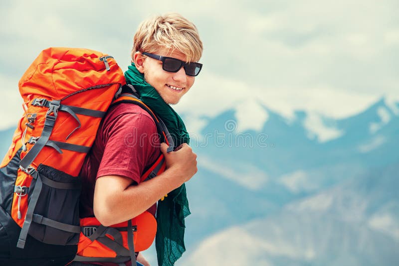 Stilig turist- fotvandrarestående för ung man på den Himalaya monteringen royaltyfri bild Stilig turist- fotvandrarestående för ung man på den Himalaya monteringen royaltyfri bild