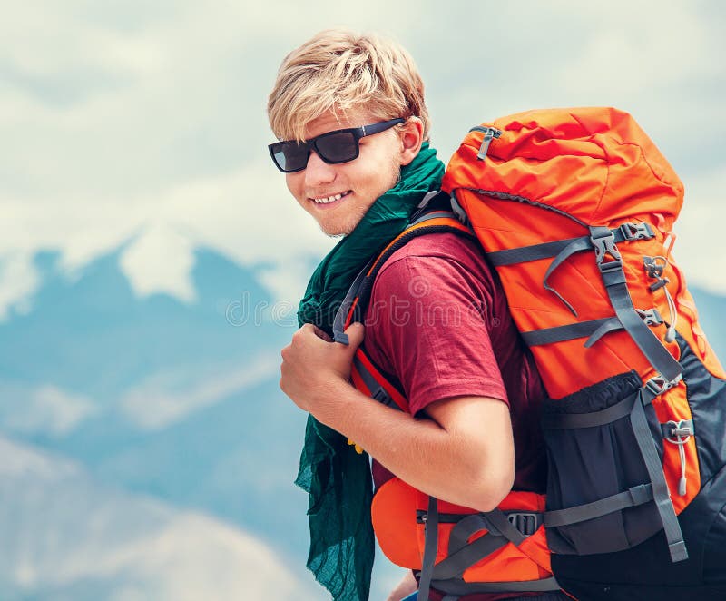 Stilig turist- fotvandrarestående för ung man på den Himalaya monteringen arkivbilder Stilig turist- fotvandrarestående för ung man på den Himalaya monteringen arkivbilder