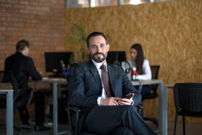 Stilig ung le aff?rsman som i regeringsst?llning arbetar arkivfoto Stilig ung le aff?rsman som i regeringsst?llning arbetar arkivfoto