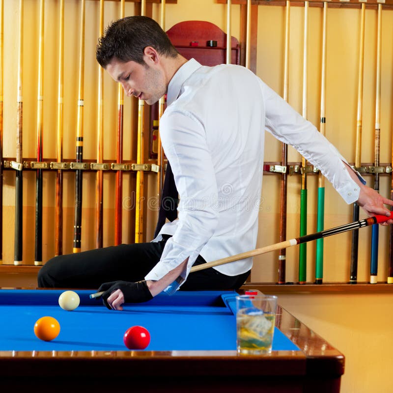 Stilig ung man för Billiard med den skjortaindikation och tien arkivfoton Stilig ung man för Billiard med den skjortaindikation och tien arkivfoton