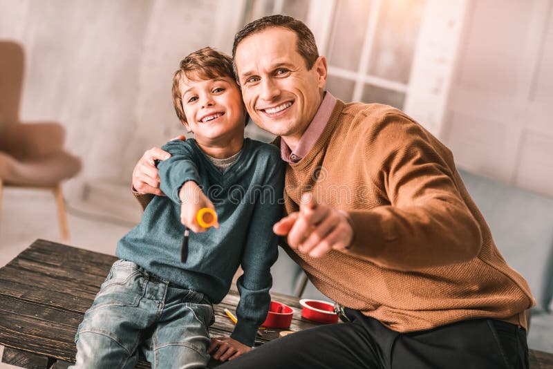 Stilig vuxen man som uppriktigt ler, medan posera med hans pys arkivfoton Stilig vuxen man som uppriktigt ler, medan posera med hans pys arkivfoton