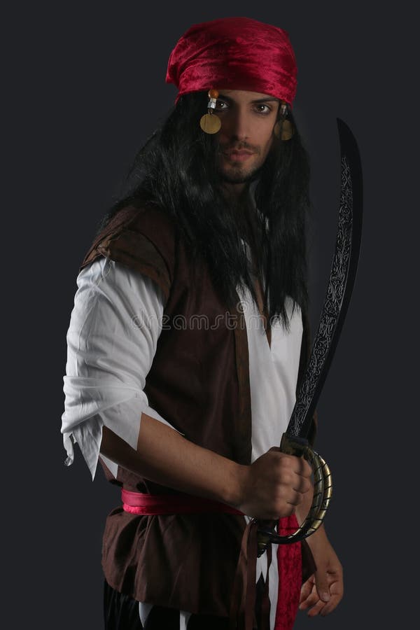 Stiligt piratkopiera att rymma ett svärd royaltyfri foto Stiligt piratkopiera att rymma ett svärd royaltyfri foto