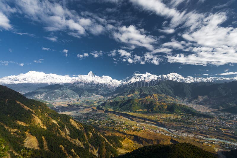 Stiliserad Annapurna Himalayan bergskedjadal arkivbilder Stiliserad Annapurna Himalayan bergskedjadal arkivbilder