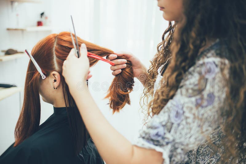 Stilist, der im Schönheitssalon-, Haarschnitt- und Haaranreden arbeitet stockfotos Stilist, der im Schönheitssalon-, Haarschnitt- und Haaranreden arbeitet stockfotos