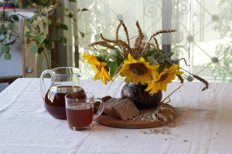 Still-life with kvass (kvas) in a transparent jug and a bouquet royalty free stock images Still-life with kvass (kvas) in a transparent jug and a bouquet royalty free stock images