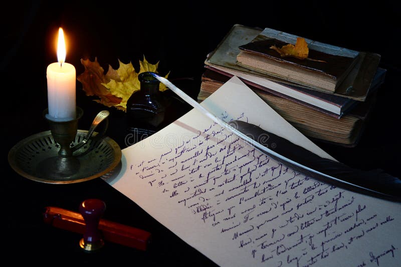 Ancora vita con una lettera, una penna, una candela accesa in rame candelabro e un mucchio di vecchi libri su uno sfondo scuro.