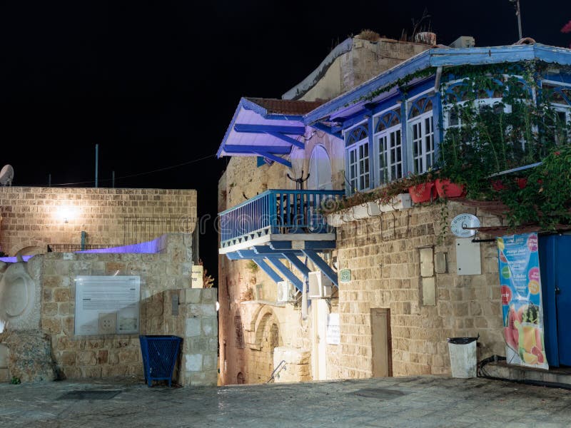 Stille straten van de oude stad van Yafo bij nacht Steegteken van de dierenriemweegschaal in oude stad Yafo, Israël royalty-vrije stock foto Stille straten van de oude stad van Yafo bij nacht Steegteken van de dierenriemweegschaal in oude stad Yafo, Israël royalty-vrije stock foto