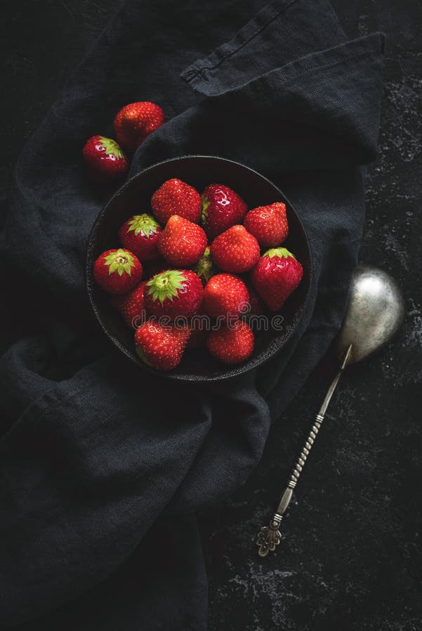 Stilleben av nya jordgubbar på svartbetongbakgrund arkivfoto Stilleben av nya jordgubbar på svartbetongbakgrund arkivfoto