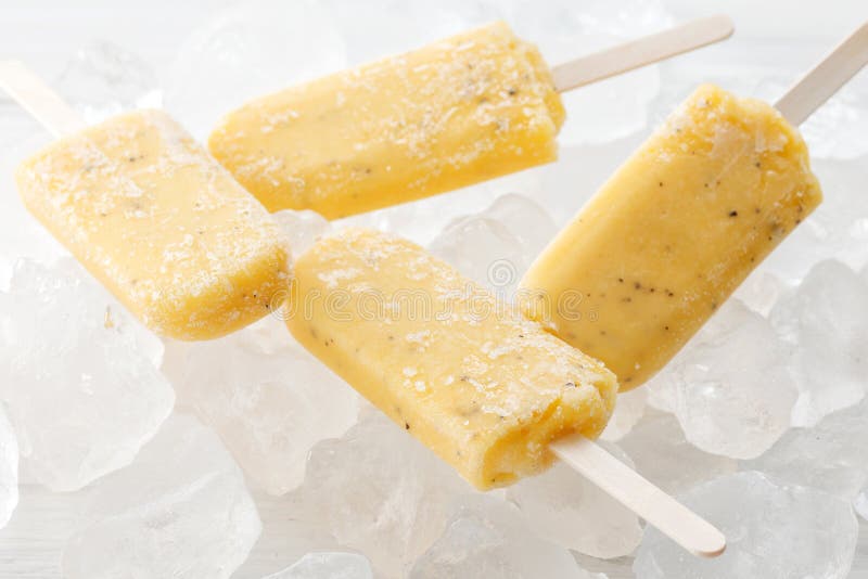 Stilleben för efterrätt för smaskig ny frukt för sommar för isglass för passionfrukt söt royaltyfria foton Stilleben för efterrätt för smaskig ny frukt för sommar för isglass för passionfrukt söt royaltyfria foton