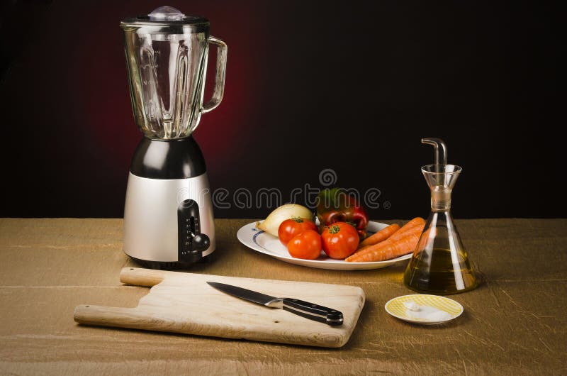 Stilleben: Ingredienser som gör en gazpacho arkivbild Stilleben: Ingredienser som gör en gazpacho arkivbild