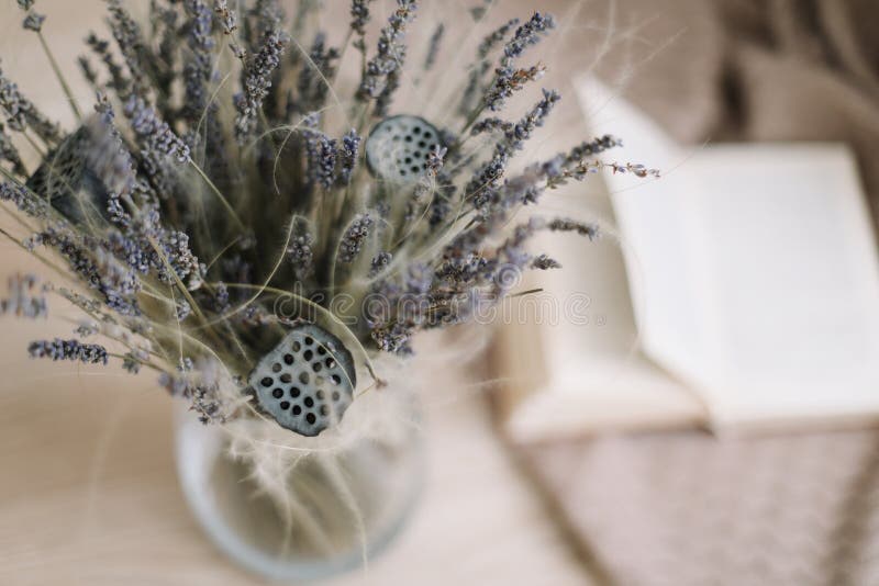Stilleben med en bukett av torkade blommor och en bok p? tr?bakgrund Provence och lantlig stil, b?sta sikt som ?r flatlay fotografering för bildbyråer Stilleben med en bukett av torkade blommor och en bok p? tr?bakgrund Provence och lantlig stil, b?sta sikt som ?r flatlay fotografering för bildbyråer