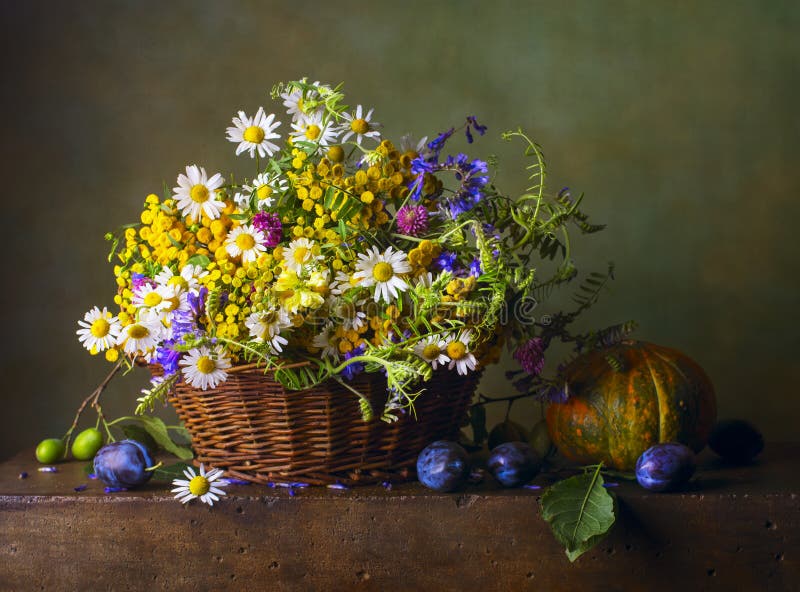 Stilleben med lösa blommor arkivfoton