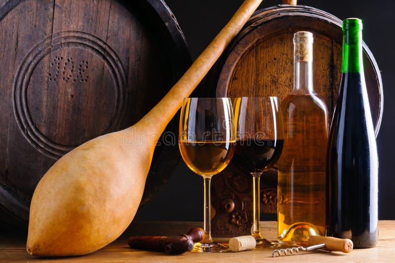 Stilleben med röd och vit wine fotografering för bildbyråer Stilleben med röd och vit wine fotografering för bildbyråer