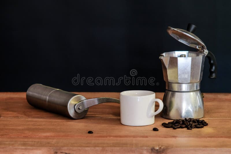 Stillebenkaffebryggare och kopp royaltyfria bilder Stillebenkaffebryggare och kopp royaltyfria bilder