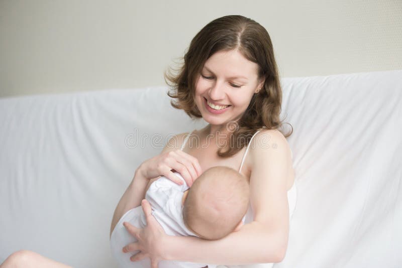 Stillen der jungen Frau lizenzfreie stockfotografie