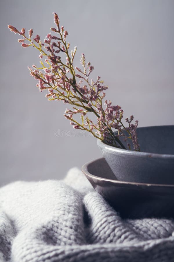 Stilleven grijze uitstekende kommen met bloemen stock foto's Stilleven grijze uitstekende kommen met bloemen stock foto's
