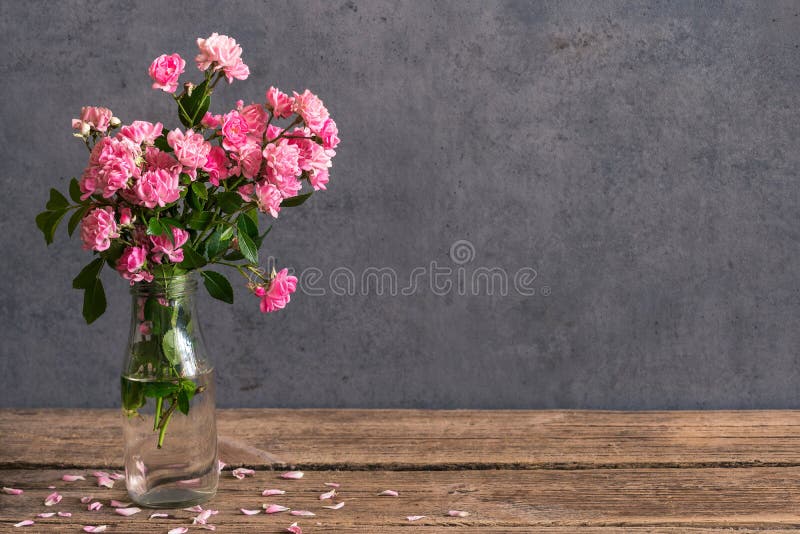 Stilleven met een mooi boeket van roze rozenbloemen vakantie of huwelijksachtergrond royalty-vrije stock fotografie Stilleven met een mooi boeket van roze rozenbloemen vakantie of huwelijksachtergrond royalty-vrije stock fotografie
