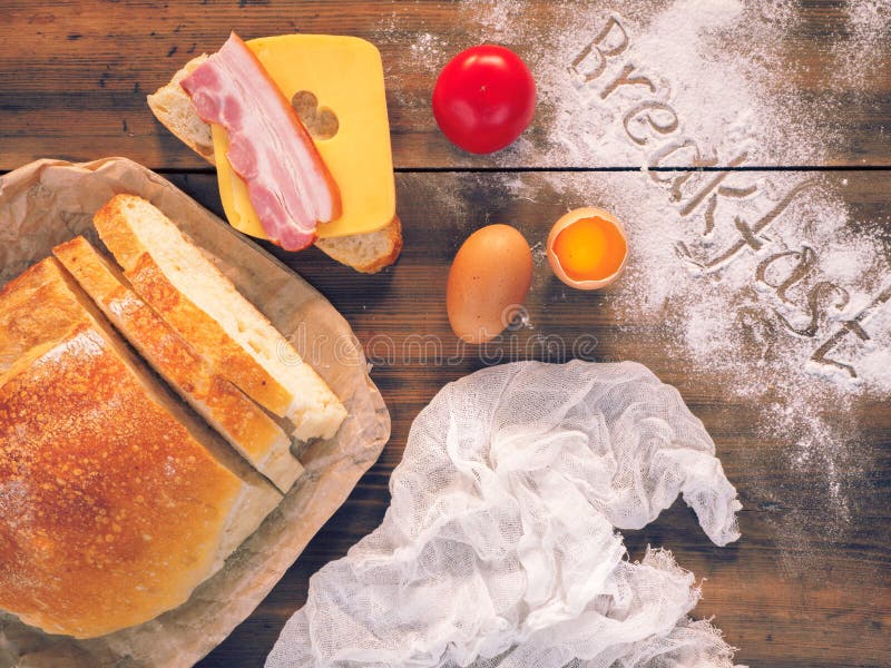 Stilleven met het woordontbijt, op de houten lijst, hoogste mening Vers, gesneden brood met een plak van ham en kaas stock foto's Stilleven met het woordontbijt, op de houten lijst, hoogste mening Vers, gesneden brood met een plak van ham en kaas stock foto's