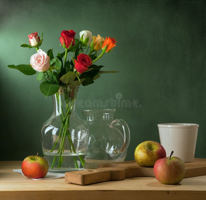 Stilleven met kleurrijke rozen en appelen stock afbeeldingen Stilleven met kleurrijke rozen en appelen stock afbeeldingen