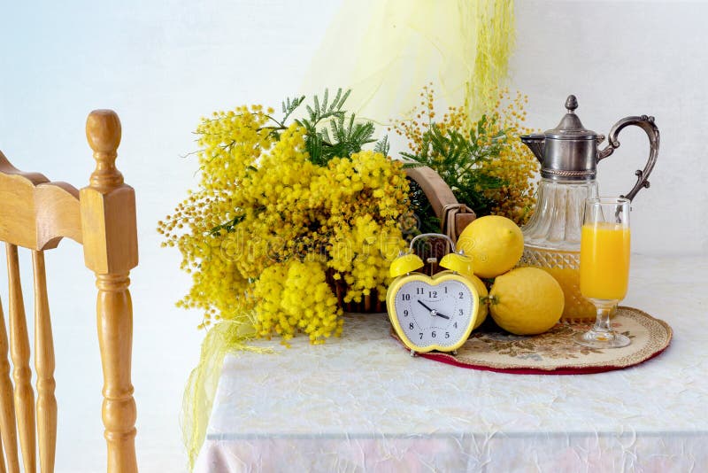 Stilleven met mimosatakken, citroenen en sap royalty-vrije stock fotografie Stilleven met mimosatakken, citroenen en sap royalty-vrije stock fotografie