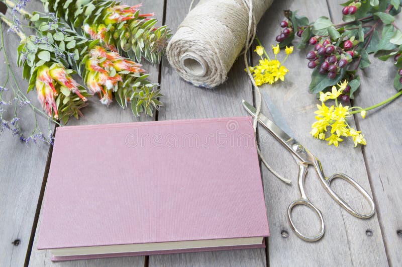 Stilleven van uitstekend boek met gele fresia stock fotografie Stilleven van uitstekend boek met gele fresia stock fotografie