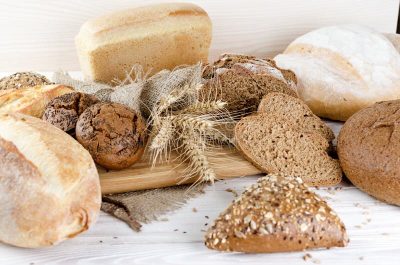 Stilleven vers brood met aartjes van tarwe stock fotografie Stilleven vers brood met aartjes van tarwe stock fotografie
