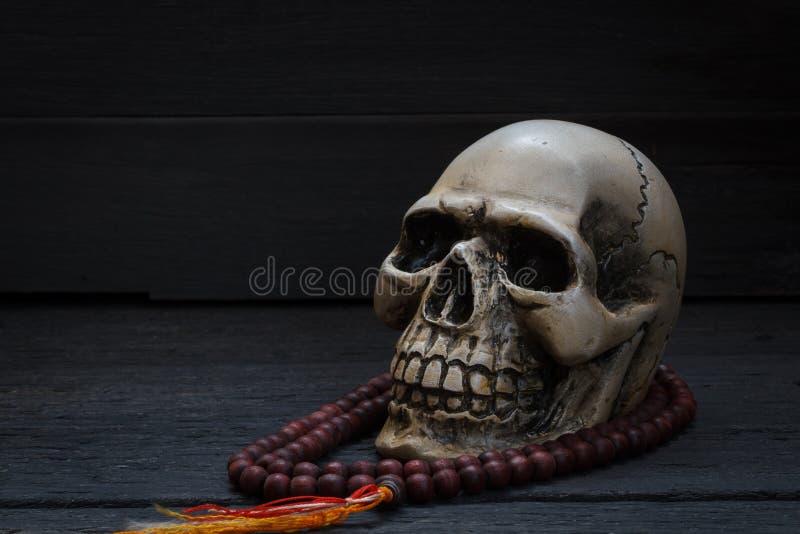 Stillevenfotografie met menselijke schedel en mala op hout backgr stock foto's Stillevenfotografie met menselijke schedel en mala op hout backgr stock foto's