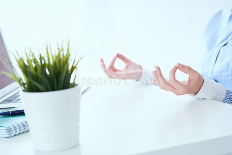 Stillhetaff?rskvinnan som mediterar p? arbete, fokus p? kvinnliga h?nder i mudra, st?nger sig upp sikt Fridsam uppm?rksam anst?ll arkivfoto Stillhetaff?rskvinnan som mediterar p? arbete, fokus p? kvinnliga h?nder i mudra, st?nger sig upp sikt Fridsam uppm?rksam anst?ll arkivfoto