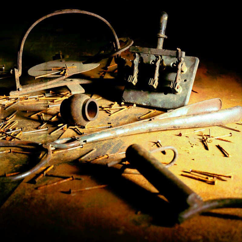 Stillife de herramientas oxidadas viejas