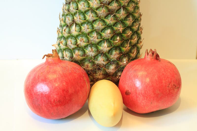 Stillleben Der Appetitanregenden Frucht, Ananas, Granatapfel, Zitrone ...