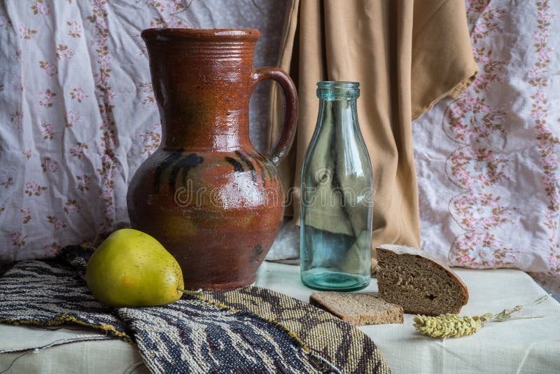 Stillleben mit einem Krug eine Flasche ein Birnen- und Roggenbrot. russische Art Malerei lizenzfreies stockbild