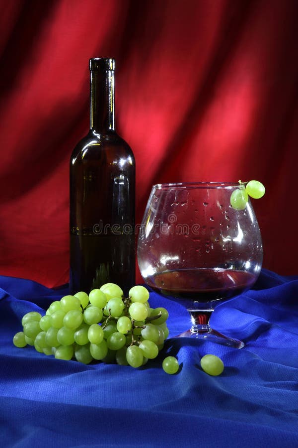Stillleben mit Glas gutem Rotwein und Weintraube lizenzfreie stockfotos Stillleben mit Glas gutem Rotwein und Weintraube lizenzfreie stockfotos