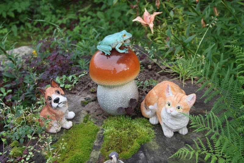 Stillleben Mit Spielzeugpilz, Frosch, Hund Und Katze Stockbild Bild