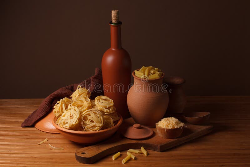 Stillleben mit Teigwaren und Keramik lizenzfreies stockfoto Stillleben mit Teigwaren und Keramik lizenzfreies stockfoto