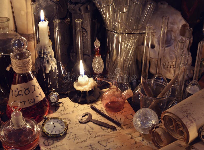 Stillleben mit Weinleseflaschen, magischen Gegenständen und Papier mit Alchimiezeichen stockfotografie Stillleben mit Weinleseflaschen, magischen Gegenständen und Papier mit Alchimiezeichen stockfotografie